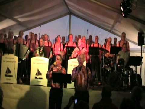 Videostill: Shantykoren Oostvaarders & Leesanghers Konninginnedag Wierden 2010